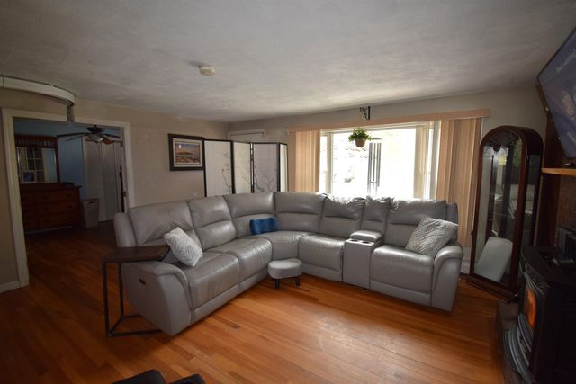 4 Independence Avenue, Kingston, NH 03848