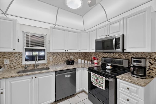 907 BLUEWATER DRIVE, Sun City Center, FL 33573