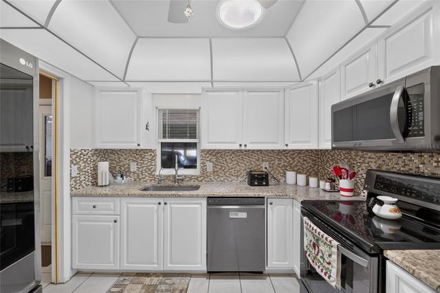 907 BLUEWATER DRIVE, Sun City Center, FL 33573