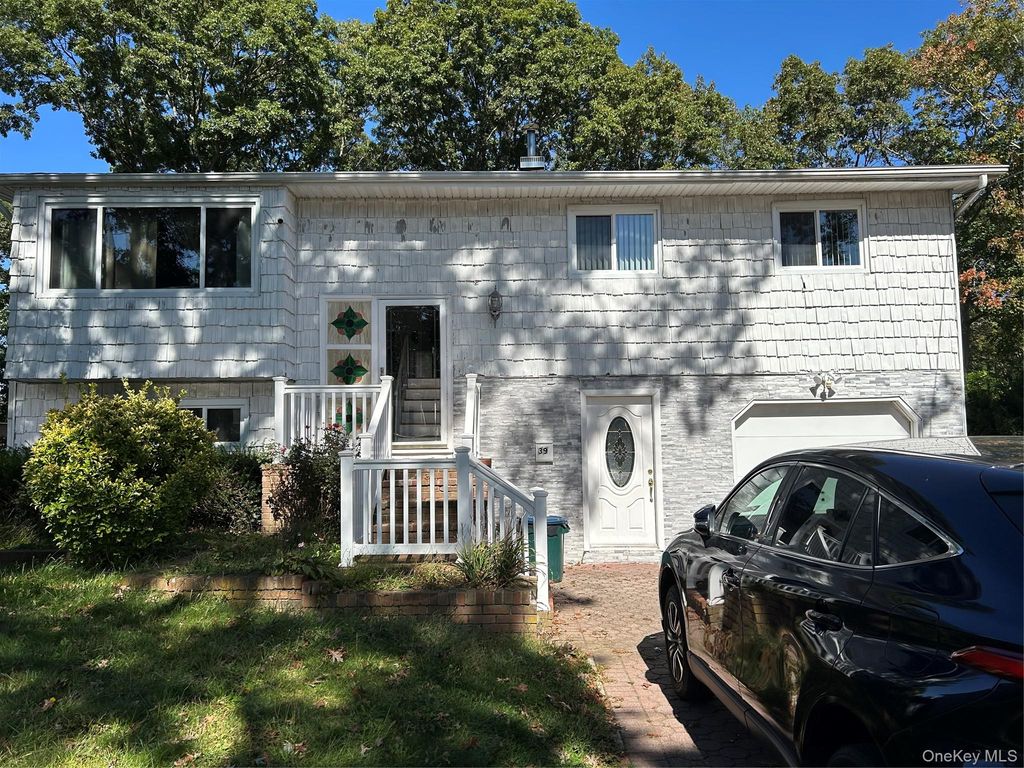 39 W Willow Street, Brentwood, NY 11717 — exterior