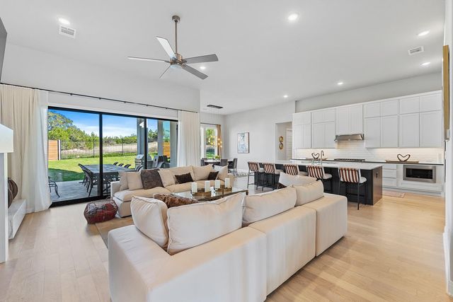 7505 Becasseau DR, Austin, TX 78738