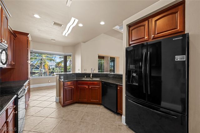 3237 Yucatan PKWY, Cape Coral, FL 33993