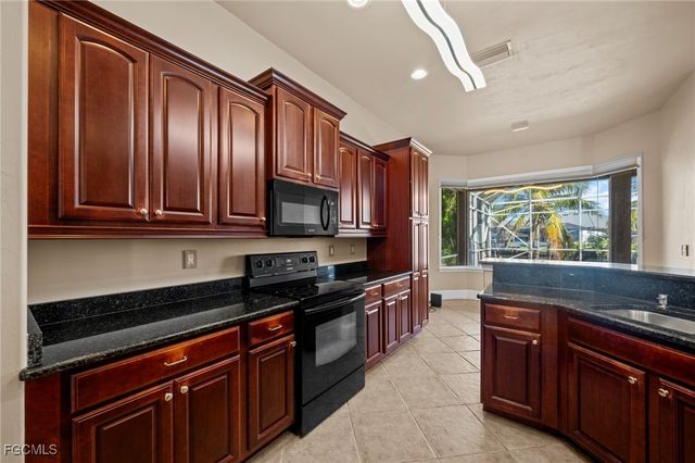 3237 Yucatan PKWY, Cape Coral, FL 33993