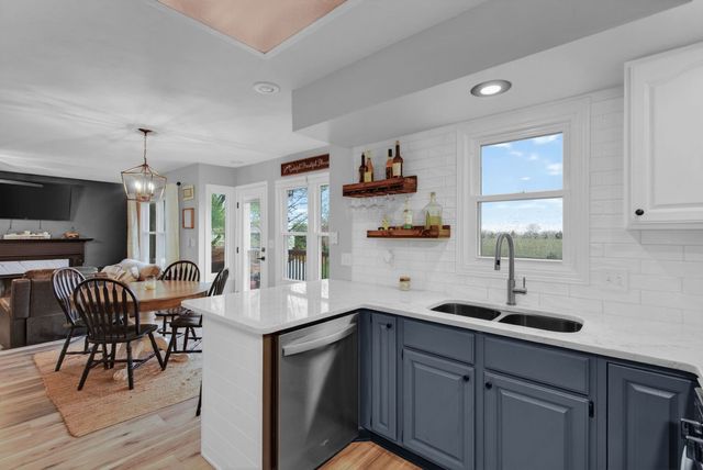 308 E Brownlie Lane, Long Grove, IA 52756
