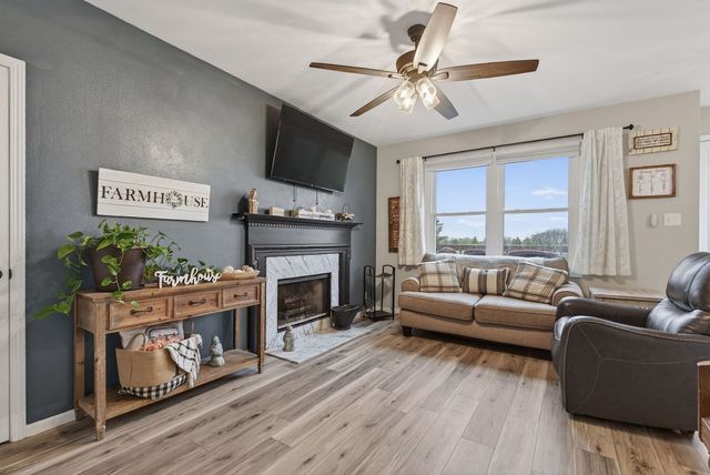 308 E Brownlie Lane, Long Grove, IA 52756