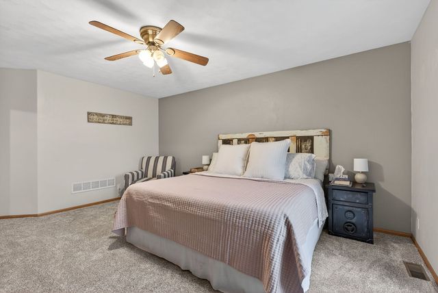 308 E Brownlie Lane, Long Grove, IA 52756
