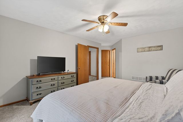 308 E Brownlie Lane, Long Grove, IA 52756