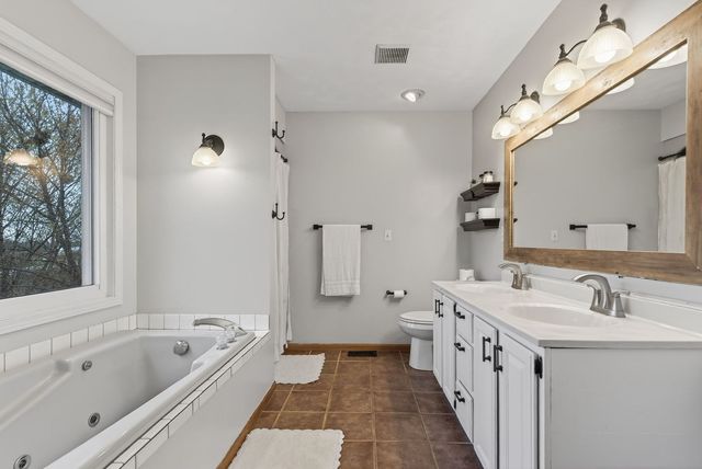 308 E Brownlie Lane, Long Grove, IA 52756