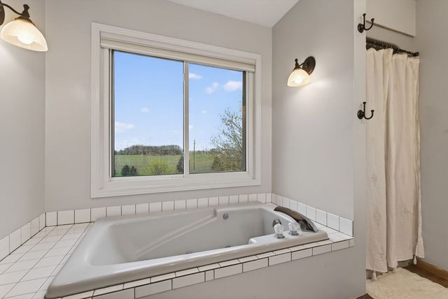 308 E Brownlie Lane, Long Grove, IA 52756