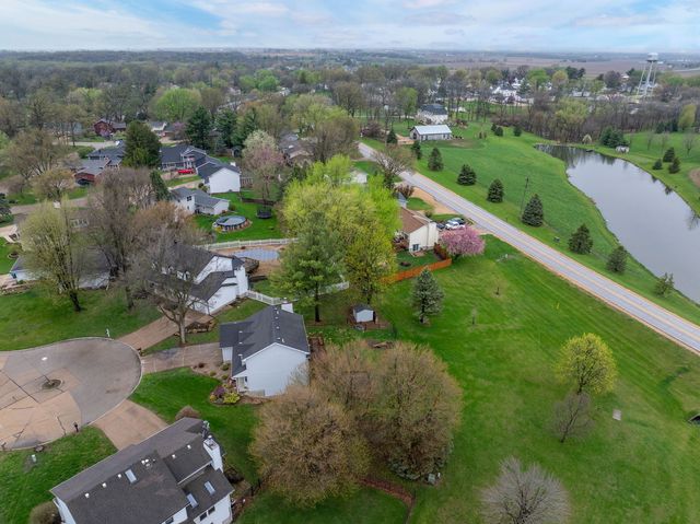 308 E Brownlie Lane, Long Grove, IA 52756