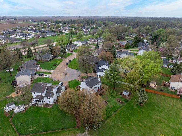 308 E Brownlie Lane, Long Grove, IA 52756