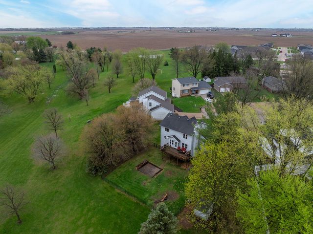 308 E Brownlie Lane, Long Grove, IA 52756