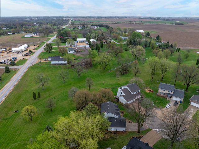 308 E Brownlie Lane, Long Grove, IA 52756