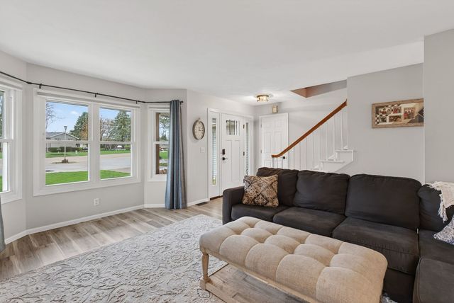 308 E Brownlie Lane, Long Grove, IA 52756
