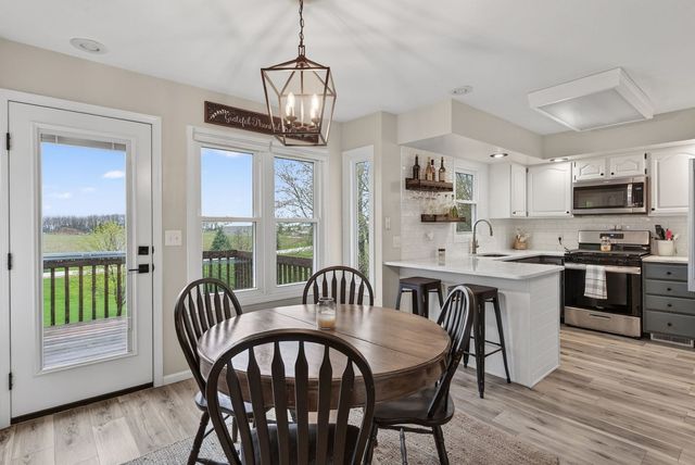 308 E Brownlie Lane, Long Grove, IA 52756