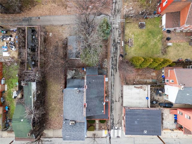 1515 Manhattan St, Manchester, PA 15233