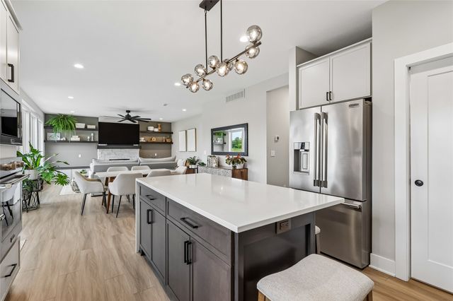 9528 NW 82nd Avenue, Johnston, IA 50131