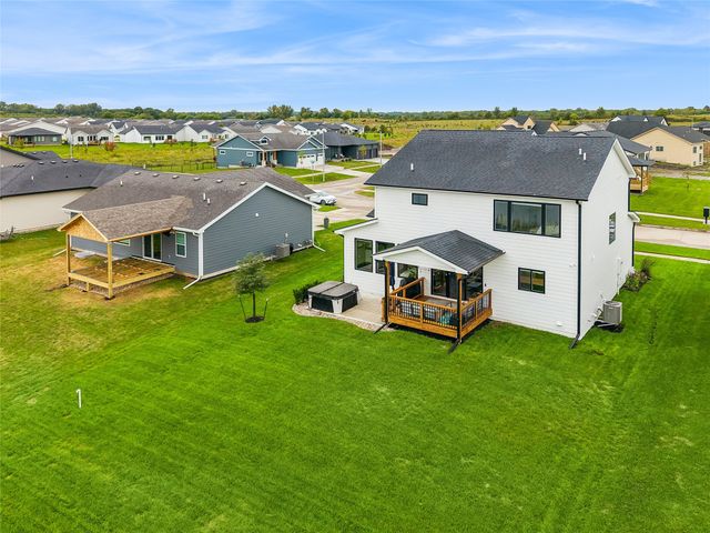 9528 NW 82nd Avenue, Johnston, IA 50131