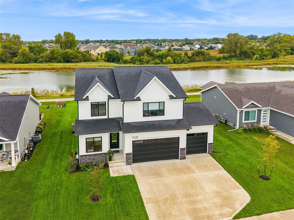 9528 NW 82nd Avenue, Johnston, IA 50131