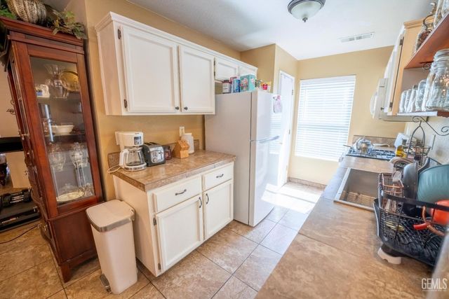 410 Lake Valley Dr, Bakersfield, CA 93307