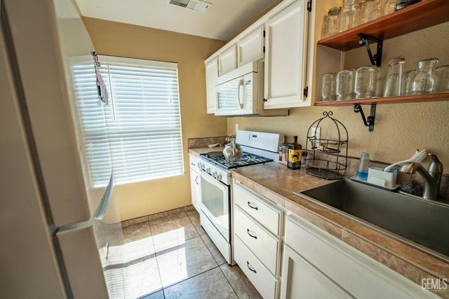 410 Lake Valley Dr, Bakersfield, CA 93307