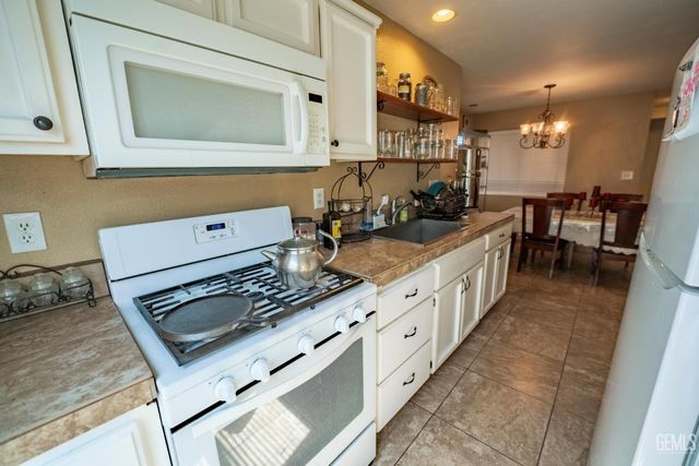 410 Lake Valley Dr, Bakersfield, CA 93307