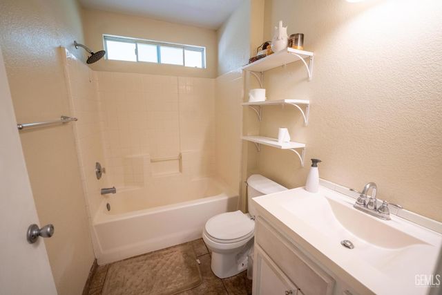 410 Lake Valley Dr, Bakersfield, CA 93307