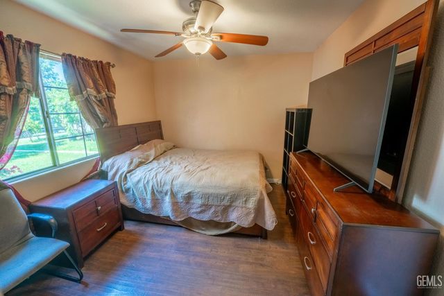 410 Lake Valley Dr, Bakersfield, CA 93307