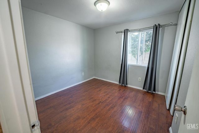 410 Lake Valley Dr, Bakersfield, CA 93307