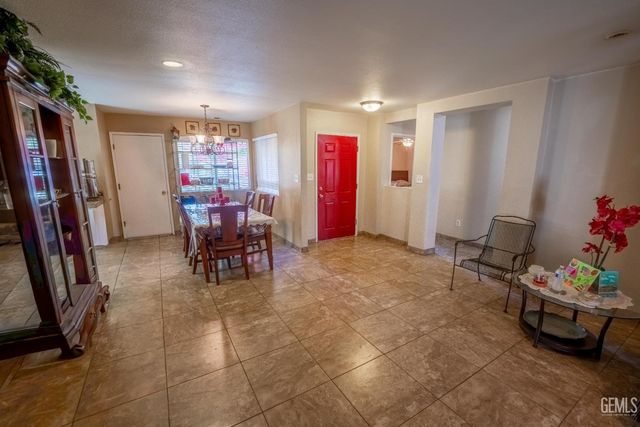 410 Lake Valley Dr, Bakersfield, CA 93307