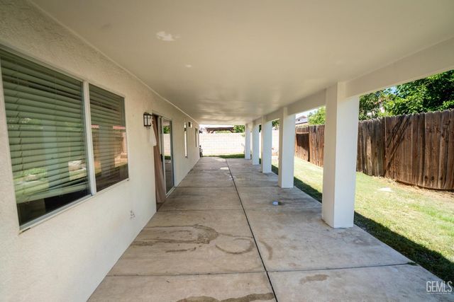 410 Lake Valley Dr, Bakersfield, CA 93307