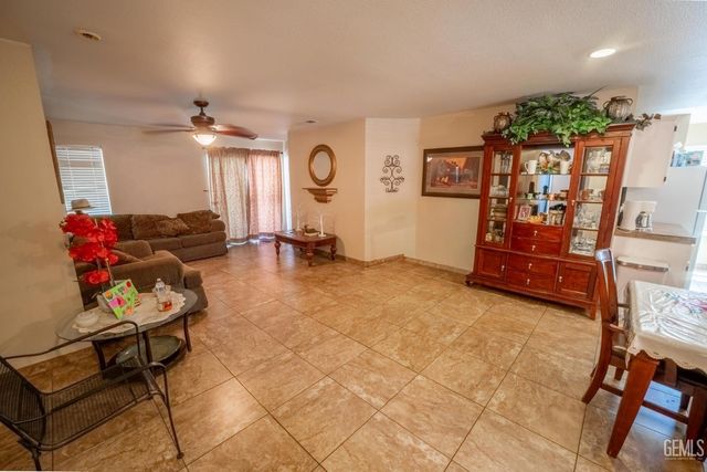 410 Lake Valley Dr, Bakersfield, CA 93307
