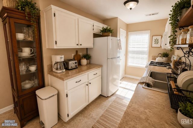 410 Lake Valley Dr, Bakersfield, CA 93307