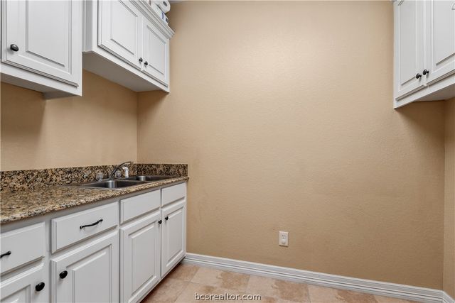 1904 Debbie Drive, Bryan, TX 77802