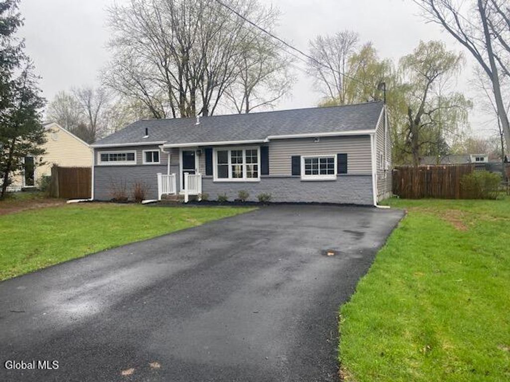 13 Winslow Drive, Colonie, NY 12309