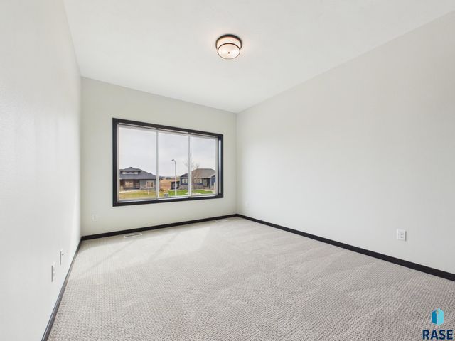 6808 E Dugout Ln Lane, Sioux Falls, SD 57110