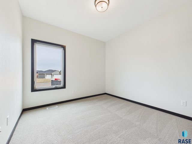 6808 E Dugout Ln Lane, Sioux Falls, SD 57110