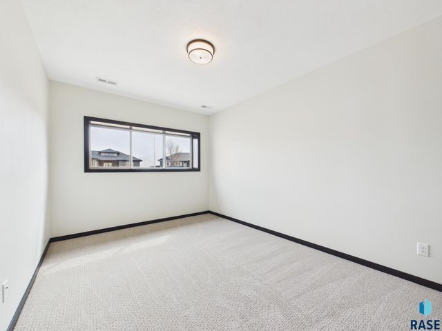 6808 E Dugout Ln Lane, Sioux Falls, SD 57110