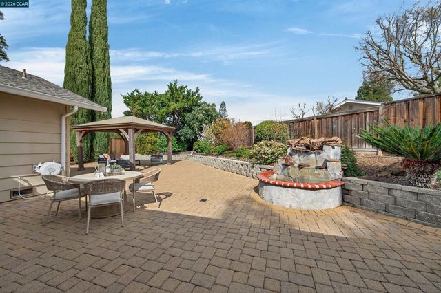 726 726 Buckingham Ct, Walnut Creek, CA 94598