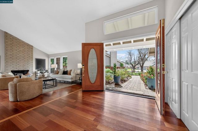 726 726 Buckingham Ct, Walnut Creek, CA 94598