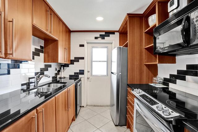 930 SE 9th Avenue 11, Pompano Beach, FL 33060