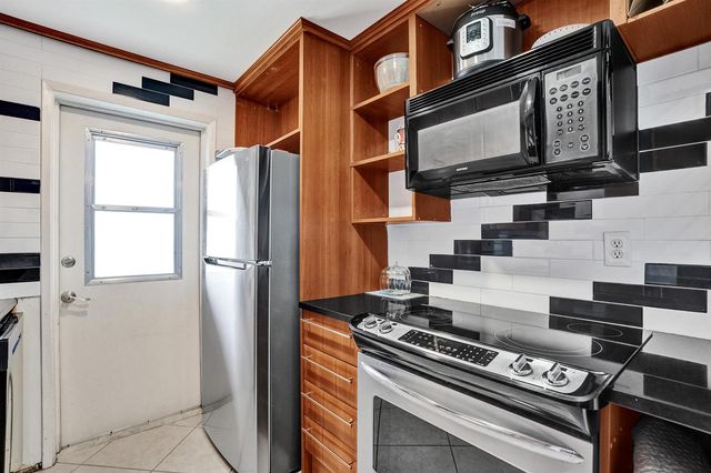 930 SE 9th Avenue 11, Pompano Beach, FL 33060