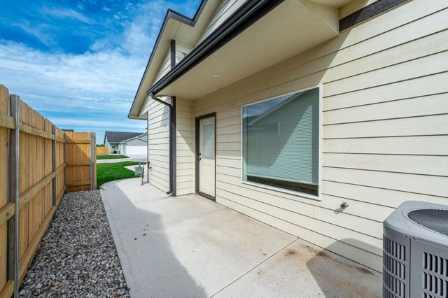 619 E Briarbrook Ln, Park City, KS 67147