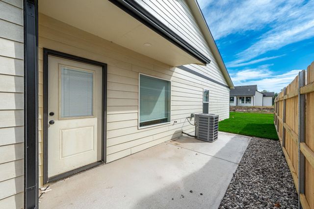619 E Briarbrook Ln, Park City, KS 67147