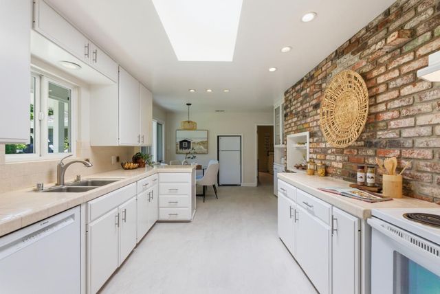 330 S El Monte Avenue, Los Altos, CA 94022