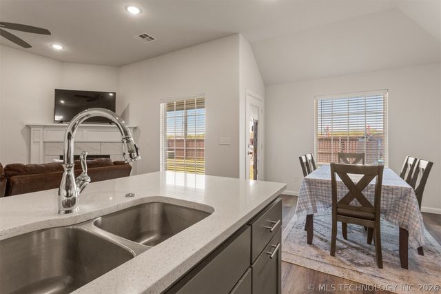 10930 S 274th East Avenue, Coweta, OK 74429