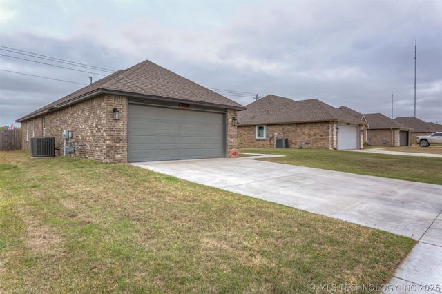 10930 S 274th East Avenue, Coweta, OK 74429