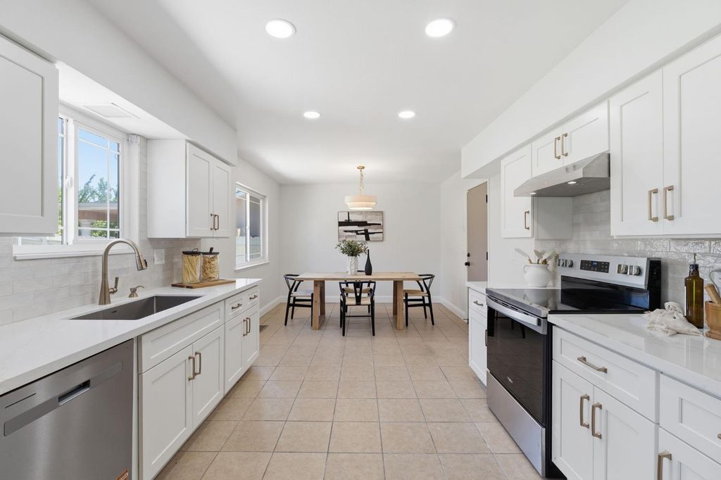 Image 10 of property listing at 5786 N Lead Avenue, Fresno, CA 93711
