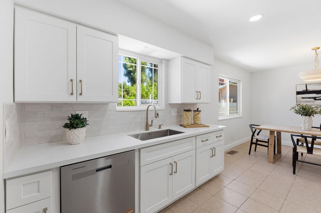 Image 11 of property listing at 5786 N Lead Avenue, Fresno, CA 93711