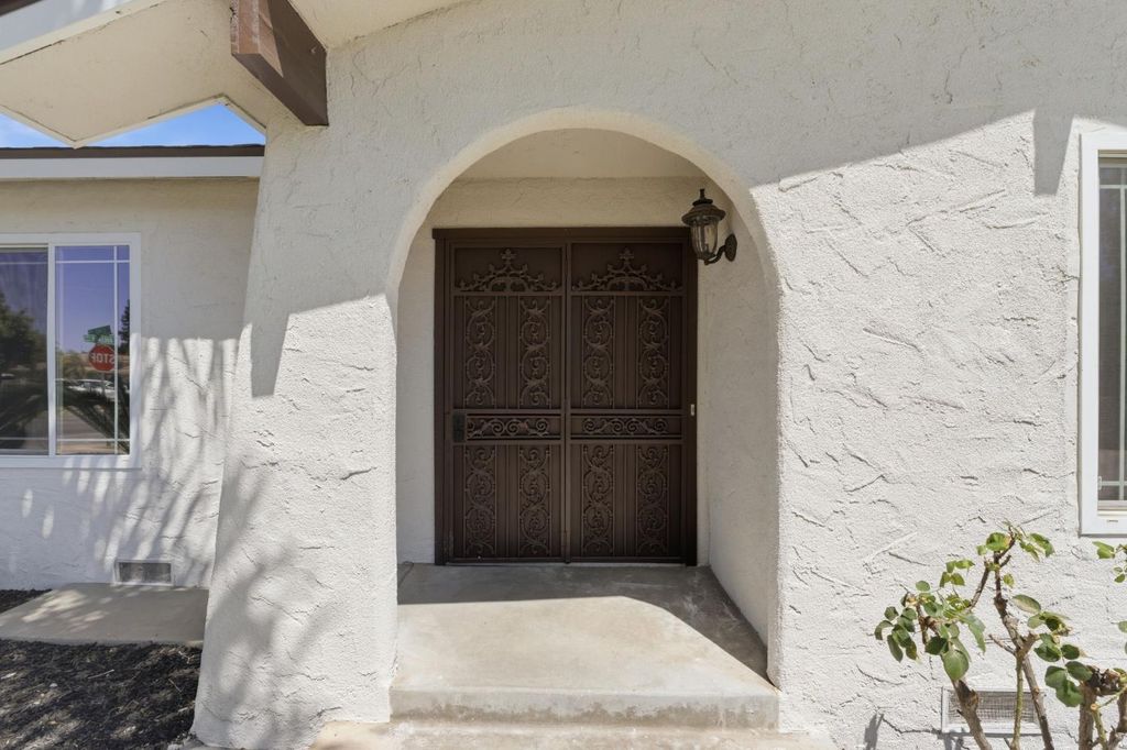 Image 4 of property listing at 5786 N Lead Avenue, Fresno, CA 93711